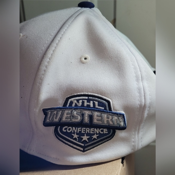 Canucks hat - Picture 2 of 4